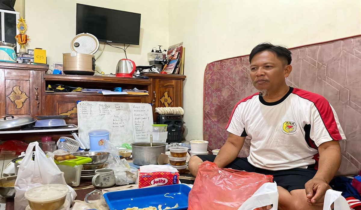 Perjuangan Iman dari Gerobak Pinjaman hingga Anak Raih Mimpi Pendidikan Tinggi