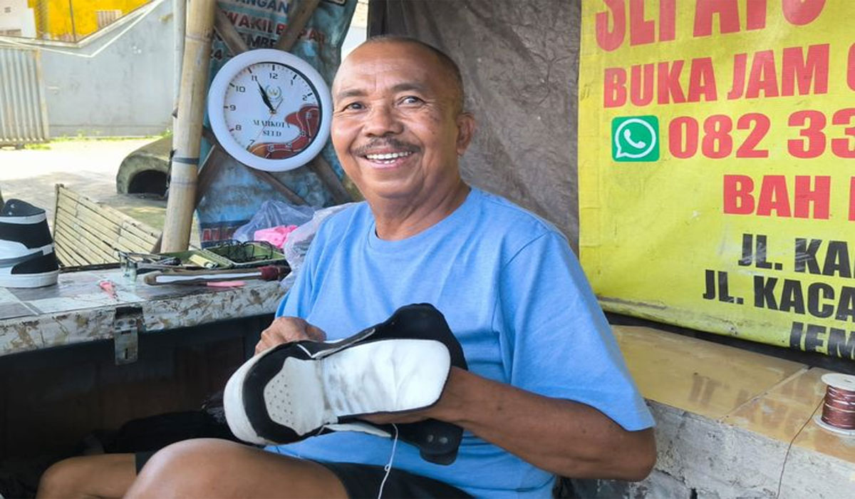 Bikin Haru! Cerita Inspiratif Dokter Sepatu Bah Bens dari Bawah Pohon Jalan Karimata